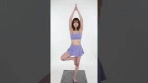 【ヨガ】木のポーズをするお姉さん